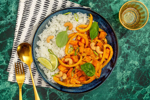 Kokos-Süßkartoffel-Curry mit Cashews und getrockneten Datteln, dazu Reis
