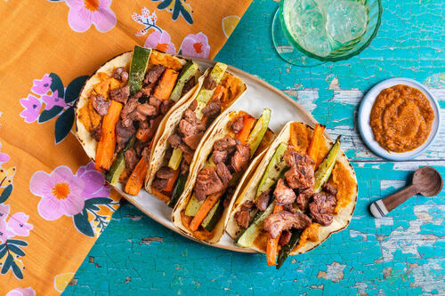 Vegane „Steak“-Tacos mit eingelegten Zwiebeln und Röstgemüsesalsa