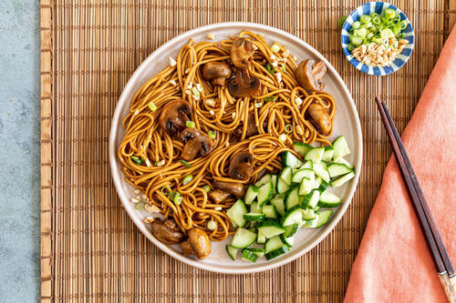 Chinesische Pilzpfanne mit Udon-Nudeln und Gurke