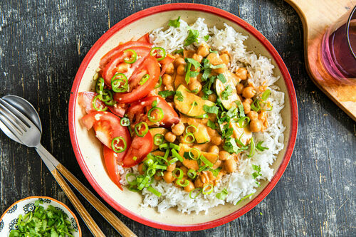 Zucchini-Kichererbsen-Curry mit Naturreis und Tomatensalat mit Ingwer