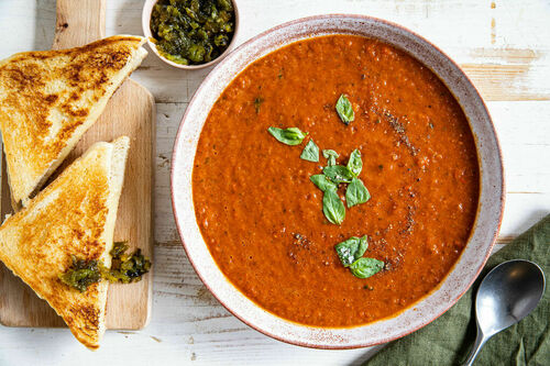 Paprikasuppe und Reibe-Topping-Toast mit pikant-süßer Jalapeñokonfitüre