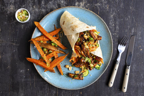 Wraps mit Teriyaki-Hähnchen & Gemüse dazu Süßkartoffelpommes
