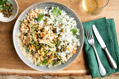 Jackfrucht-Frikassee mit grünen Bohnen mit frittierten Kapern und Kräuterreis