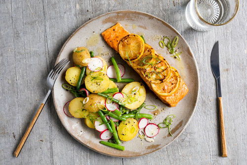 Gebratener Lachs mit Zitrone an buntem Kartoffel-Bohnen-Salat