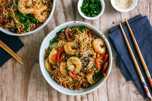 Koreanische Nudelpfanne mit Garnelen süß-sauer mit knackigem Gemüse