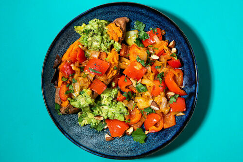 Gefüllte Süßkartoffeln mit Avocado und mexikanisch gewürzter Paprika