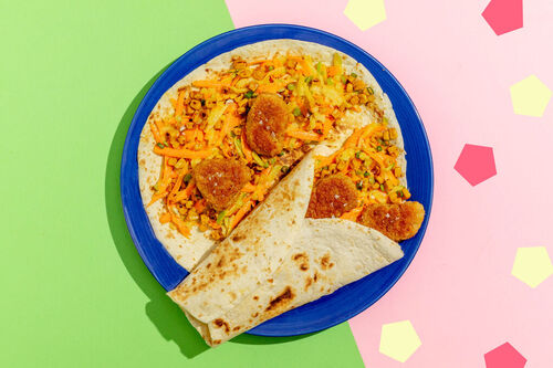 Fisch-Tacos mit Apfel-Karotten-Slaw und knusprig gebratenem Mais