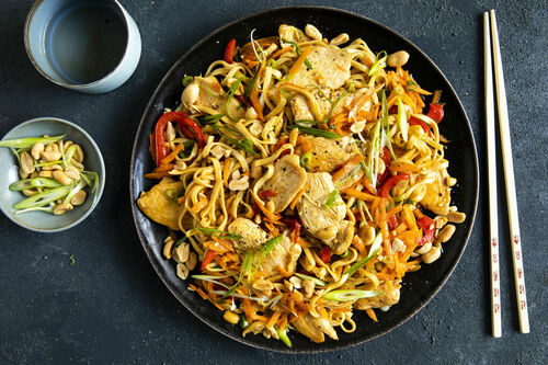 Würzige Hähnchenpfanne mit Vollkorn-Mie mit Gemüse und gerösteten Erdnüssen