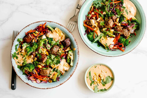 Asia-Salat mit Rindfleisch und Brokkoli dazu ein cremig-pikantes Erdnussdressing