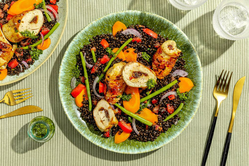 Bio-Hähnchen-Involtini mit Speck auf Linsen-Gemüse mit Karotte und Bohnen