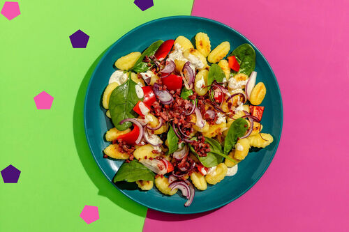 Salat mit Speck und knusprigen Gnocchi mit frischem Spinat und Paprika