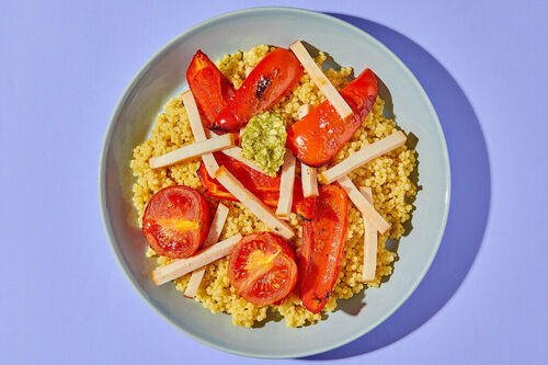Räucherhähnchen auf Perlencouscous mit Röstgemüse und Basilikumbutter