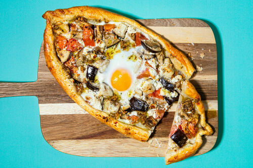 Blätterteigschiffchen mit Spiegelei und Feta georgisch inspiriert mit gebackenem Gemüse