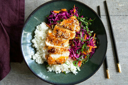 Asia-Hähnchen-Bowl mit Rotkohlsalat und Reis