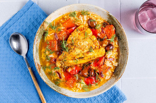 Marokkanischer Fischeintopf mit Gemüse und Dill auf Basmatireis