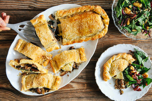 Blätterteig-Pilz-Strudel mit Brie dazu Walnuss-Spinat-Salat
