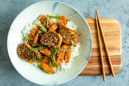 Teriyaki-Schweinefilet mit Sesamkarotten und Sushireis