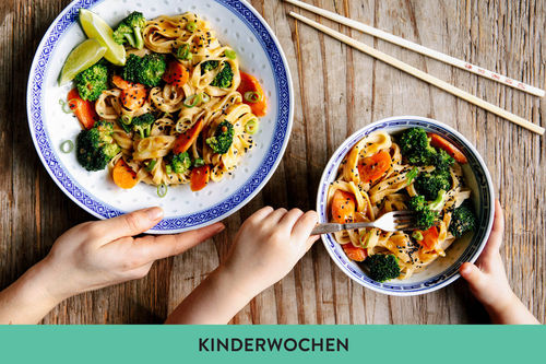 RS Veganer Gemüse-Nudel-Wok mit würziger Erdnusssauce