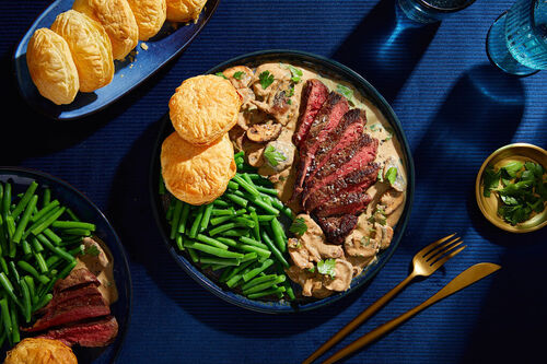 Zartes Bio-Rindersteak an Pilzsauce dazu grüne Bohnen und Blätterteig-Fleurons