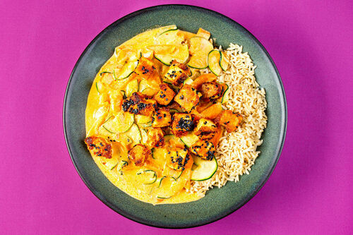 Scharfes Gemüsecurry mit Sesamtofu dazu brauner Reis