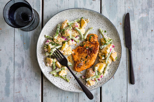 BBQ-Hähnchenschnitzel mit lauwarmem Kartoffel-Bohnen-Salat
