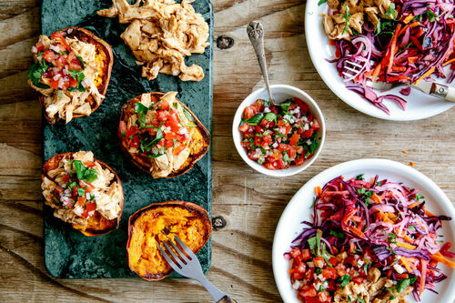 Süßkartoffeln mit Bio-Hähnchenfilet dazu Tomatensalsa und Rotkohl-Karotten-Salat