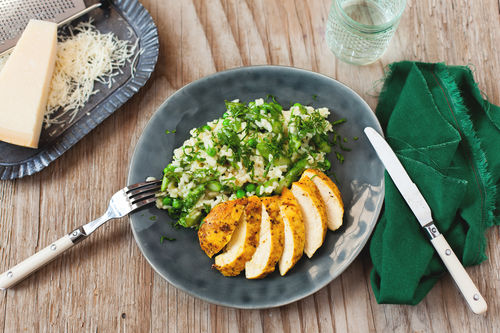 Curry-Hühnchen mit grünem Spargelrisotto und Erbsen