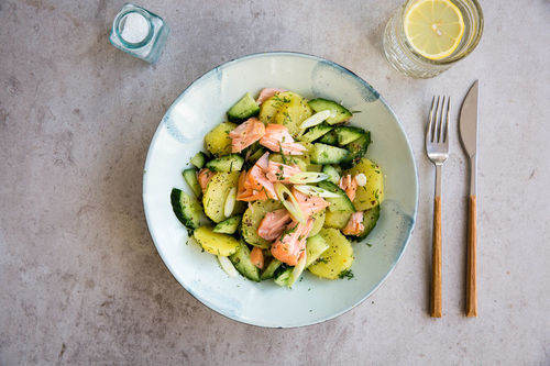 RESHOOT Saftiger Stremellachs auf feinem Kartoffel-Gurken-Salat mit Dill