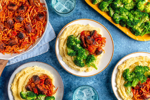 Veganes Chorizo-Kohlgemüse mit Brokkoli und Kartoffelpüree