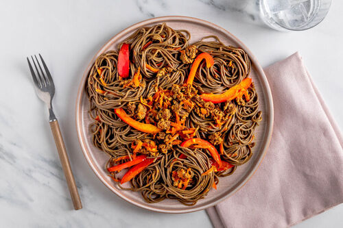 Sobanudeln mit gemischtem Hack Bami-Goreng-Style mit Gemüse