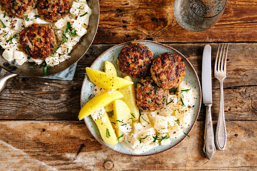 Bouletten aus gemischtem Hackfleisch mit Rahmkohlrabi und Salzkartoffeln
