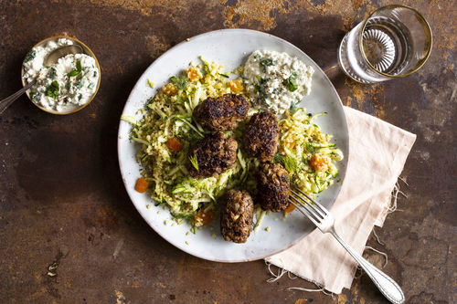 RS Arabische Hackfleischköfte mit Bulgur-Rosinen-Salat und Joghurtdip