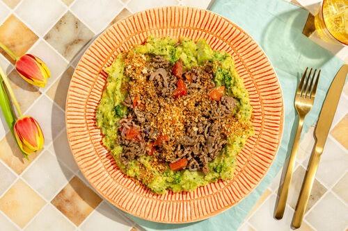 Hackfleisch mit Knoblauchbröseln auf Brokkoli-Kartoffel-Stamppot mit Cheddar