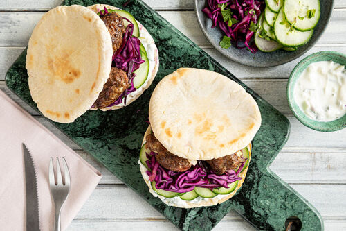 Hackfleisch-Köfte mit Minzejoghurt und Pita dazu Rotkohlsalat mit Ingwer