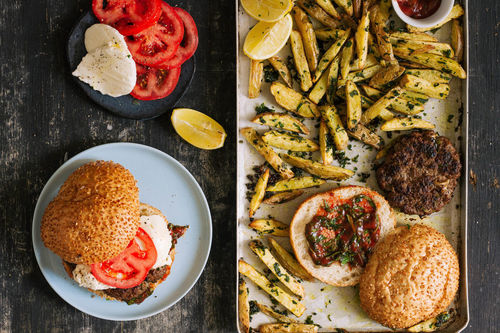 RESHOOT Italienischer Burger mit Mozzarella und Gremolata-Pommes
