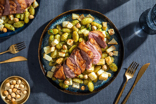 Glasiertes Entenbrustfilet mit Ofensellerie auf Gnocchi mit Basilikumpesto