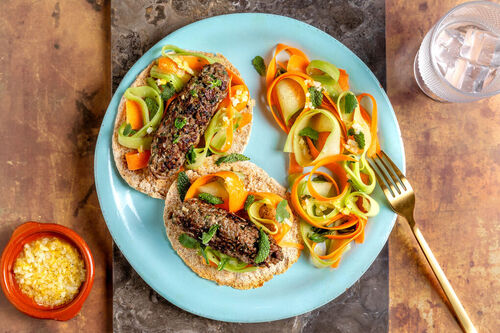 Feine Köfte aus gem. Hack mit Vollkornpita und Karotten-Gurken-Salat mit Ingwer