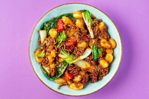 Feurige Gnocchipfanne mit gemischtem Hack mit Gochujang-Sauce und Pak Choi