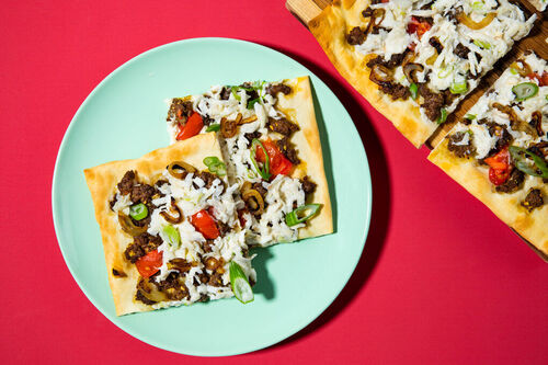 Flammkuchen mit Schawarma-Hack und frischem Knollensellerie-Topping