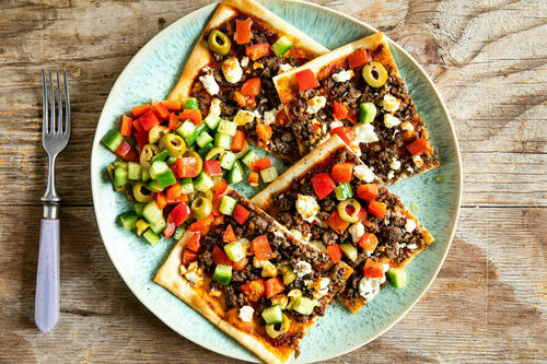 Hackfleisch-Flammkuchen griechische Art mit Feta und Oliven