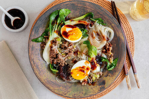 Gem. Hackfleischsuppe indonesische Art mit Glasnudeln und wachsweichem Ei