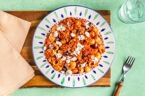 Pasta mit Bolognese griechische Art mit Feta und schwarzen Oliven