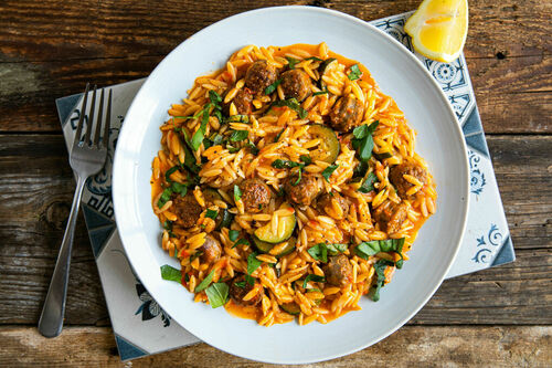 Risoni mit Bio-Rindswurst und Zucchini in Paprikasauce mit frischen Kräutern