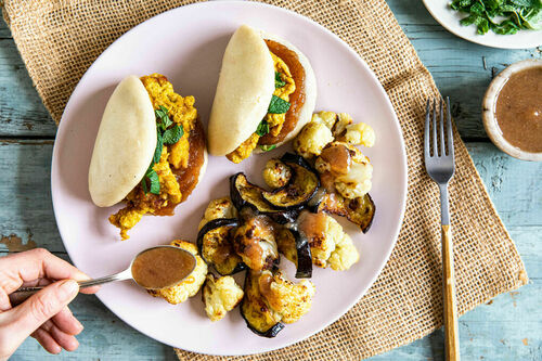 Baos mit frittiertem Bio-Hähnchen mit Dattelchutney und Röstgemüse
