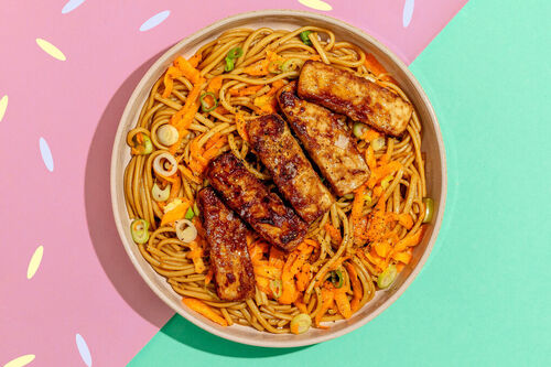 Teriyaki-Tofu auf Udon-Nudeln und zartem Karottensalat