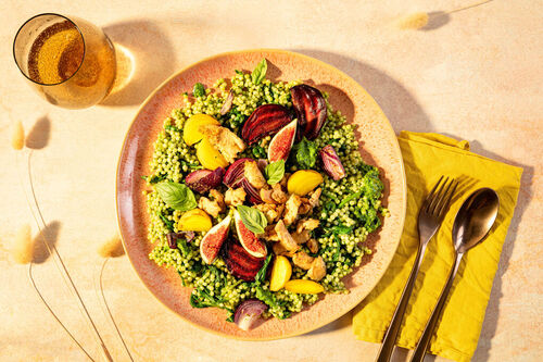 Veganes Hähnchen aus dem Ofen mit Perlencouscous, bunten Beten und Feige