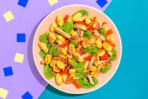 Hähnchensalat mit knusprigen Gnocchi mit frischem Spinat und Paprika