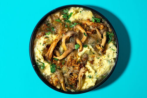 Kräftige Zwiebelsuppe mit Austernpilzen auf Kartoffelpüree mit Röstzwiebeln