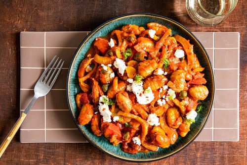 One-Pan-Gnocchi mit Greek White in tomatiger Fenchel-Kapern-Sauce
