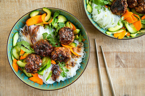 Vietnamesische Schweinehackbällchen mit Glasnudeln, knackigem Gemüse und Kräutern